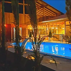 Poá Em - Casa Aconchegante C Piscina, Hidromassagem E Cromoterapia, P 22 Pessoas! Casa de Férias